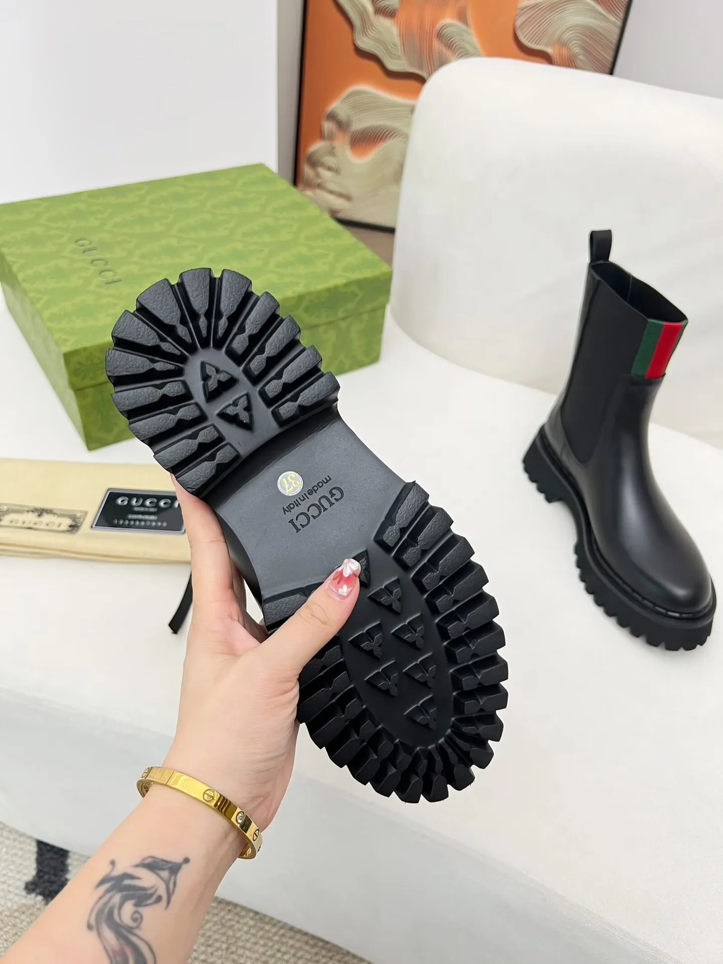👟👟Ex-factory price 600👟👟 2025 latest version of Gucci GUCCI versatile Martin boots, easy to put on and take off, brand webbing color matching Heel height: 5cm Fabric: cowhide/open edge beads Inner/foot pads: black cowhide 🐂 Outsole is made of foam outsole Color: black Code number: 34-40. 34 and 41 42 Need to be customized Packaging: Comes with card and cloth bag.